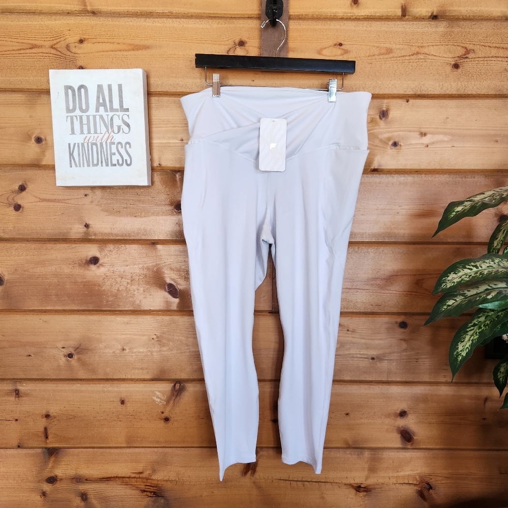Fabletics NWT Pureluxe White High Waisted Crossover 7/8 Leggings Pant Plus Sz 1X